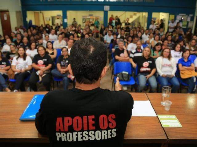 Justi&ccedil;a d&aacute; 72h para prefeitura dizer quando pagar&aacute; o 13&ordm; dos professores