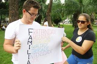 Os irmãos Luan e Liuany contam com o apoio dos pais sobre a sexualidade (Foto: Marcos Ermínio)