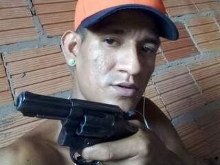 Rogério Faldim Aral divulgou fotos com armas nas redes sociais (Foto: Divulgação Denar)