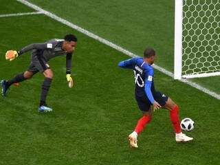 Mbappé prestes a marca o gol que garantiu a vitória e classificação da França (Foto: Fifa)
