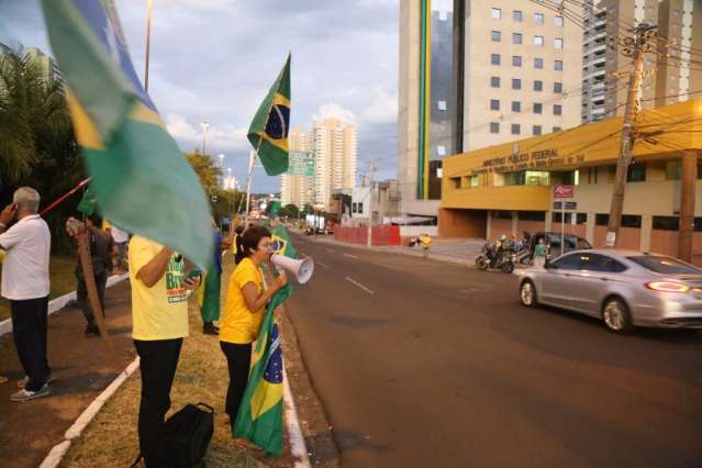Interrompido por ato petista, protesto contra Dilma &eacute; t&iacute;mido no 3&ordm; dia