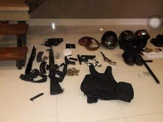 Armas, coletes e munições encontrados com a dupla (Foto: Porã News)