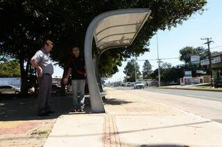 Piso tátil para deficientes visuais vão direto para estrutura de ponto de ônibus (Foto: Cleber Gellio)