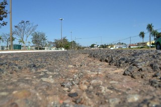 Buracos e asfalto irregular na Cônsul Assaf Trad, principal corredor da região norte da Capital, provocam acidentes e geram reclamações; obra depende de aprovação de recursos do PAC (Foto: Alcides Neto)