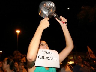 Manifestante com cartaz e panela durante protesto na Avenida Afonso Pena (Foto: Marcos Ermínio)