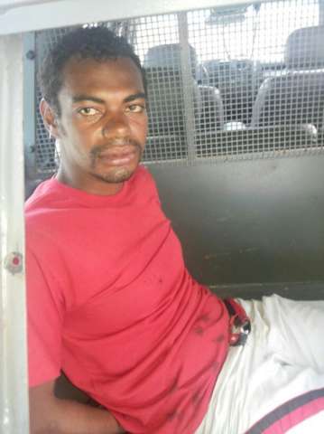 Homem usa colher como "arma" para assaltar loja e &eacute; preso pela Pol&iacute;cia