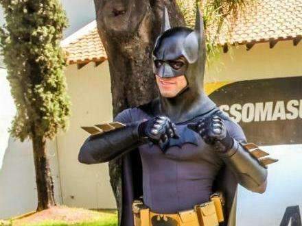 Integrante da Liga do Bem faz apelo para recuperar m&aacute;scara do Batman furtada