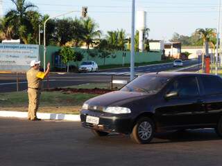 Agentes de trânsito orientam motoristas. (Foto: Rodrigo Pazinato)