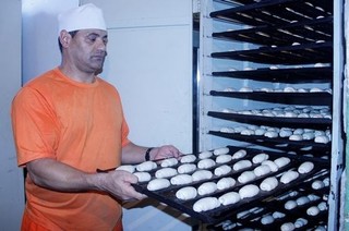 São produzidos mais de 9,2 mil pães por semana (Foto: Keila Oliveira)