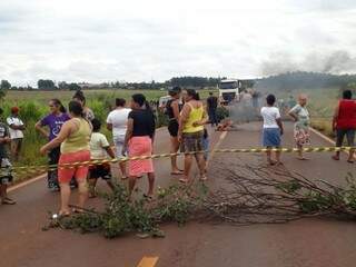 Moradores de Itahum durante bloqueio da MS-270, hoje de manhã (Foto: Direto das Ruas)