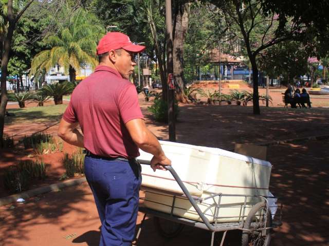 Aos 58 anos, Ot&aacute;vio recome&ccedil;a vendendo quentinhas no Centro