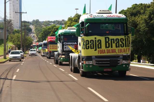 Carreata pr&oacute;-impeachment ganha ades&atilde;o espont&acirc;nea e apoio nas ruas