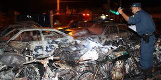 Veículos ficaram totalmente destruídos; bombeiros levaram 40 minutos para apagar o fogo (Foto: Ribero Júnior / Fátima News)
