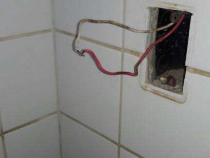 Pacientes acham fios soltos no interruptor de luz em banheiro de posto de sa&uacute;de