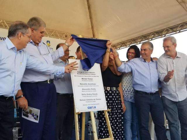Reinaldo entrega 512 apartamentos e diz que s&oacute; fala de elei&ccedil;&atilde;o ap&oacute;s a Copa