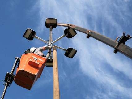 Prefeitura começa a instalar lâmpadas de LED nas saídas da cidade