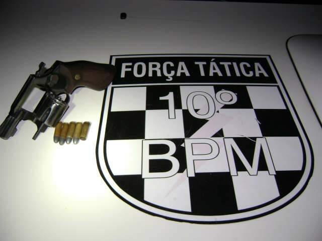  Homem que se passava por policial &eacute; preso ap&oacute;s atirar contra vizinha 