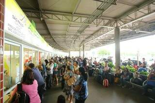Pessoas fazem filas para comprar passagem (Foto: André Bittar)