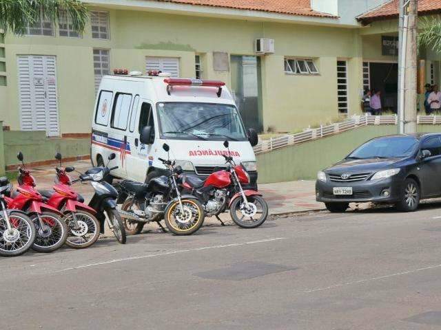 Ve&iacute;culos em local proibido travam sa&iacute;da de ambul&acirc;ncia em hospital