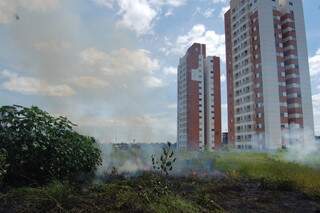 As chamas não se alastraram para imóveis porque o fogo parou no muro.(Foto: simão Nogueira)