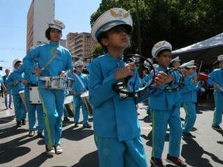 Fanfarras agitam o desfile do aniversário de Campo Grande (Foto: Marcos Ermínio)