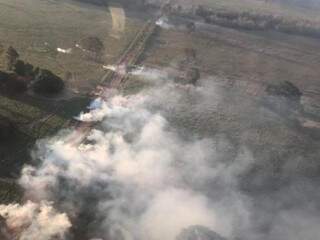 Cenário da fazenda no dia da desocupação, quando, segundo as autoridades, índios colocaram fogo na propriedade. (Foto: Divulgação)