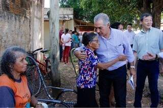 Governador conversou com a população durante anúncio de novas moradias em Bodoquena (Foto: Chico Ribeiro/Segov)