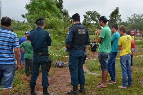 Jovem de 18 anos &eacute; encontrado morto a golpes de faca e garfo 