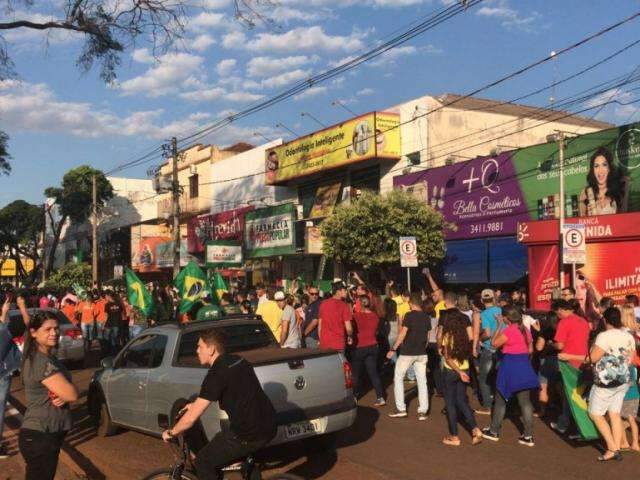 Moradores se unem a lojistas e fazem passeata em apoio aos caminhoneiros