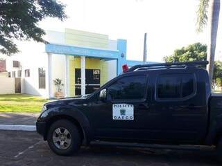 Viatura do Gaeco em frente à Câmara de Iguatemi (Foto: Divulgação)