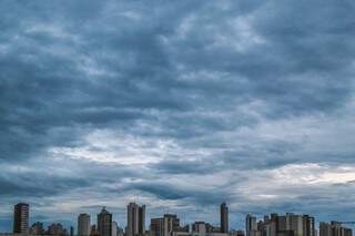 Em Campo Grande, a terça-feira (27) amanhece com céu encoberto pelas nuvens e mínima de 22ºC. (Foto: Fernando Antunes)