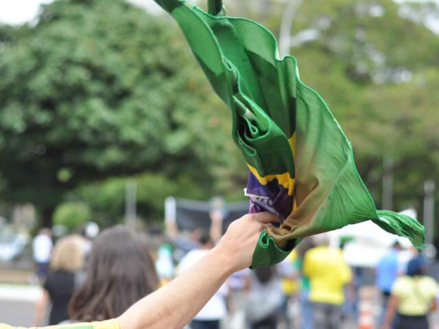  Marcha contra a corrup&ccedil;&atilde;o re&uacute;ne cerca de 70 pessoas em Campo Grande