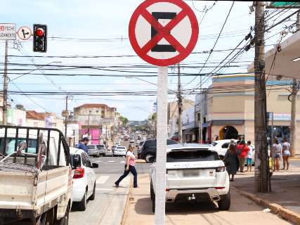 Motoristas ignoram multa e estacionam em local proibido na 14 de Julho
