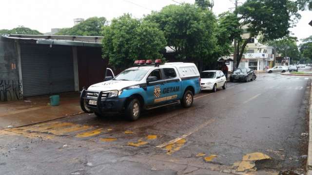 Comerciante &eacute; baleado em tentativa de assalto e pol&iacute;cia ca&ccedil;a suspeito