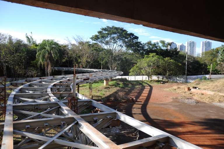 Estrutura metálica que, quando pronto, vai ser um ponte para o Parque das Nações Indígenas.  (Foto: Paulo Francis).
