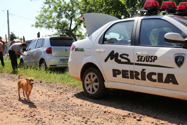 Ap&oacute;s aterrorizar casal, bandido &ldquo;esquece&rdquo; documento ao lado de carro