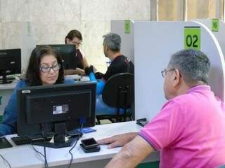 Trabalhador buscando vaga de emprego na agência (Foto: Funtrab/Divulgação)