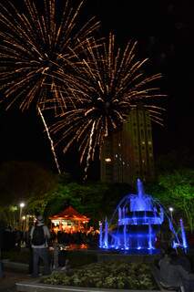 Queima de fogos marcou a reinauguração da Praça Ary Coelho, que foi totalmente revitalizada (Foto: Minamar Junior)