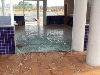 Pelo menos dois prédios públicos ficaram com vidros quebrados (Foto: Paulo Rogério)