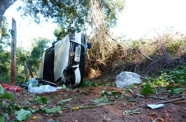  Mulher fica ferida ap&oacute;s carro capotar na MS-276 em Ivinhema