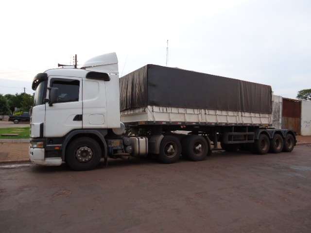 Pol&iacute;cia apreende 97 caixas de cigarro em dois caminh&otilde;es