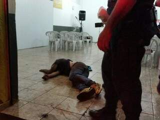 Vítima caída na igreja onde foi pedir ajuda. (Foto: Sidnei Bronka)