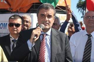 Ministro durante reunião com manifestantes. (Foto: Marcos Ermínio)
