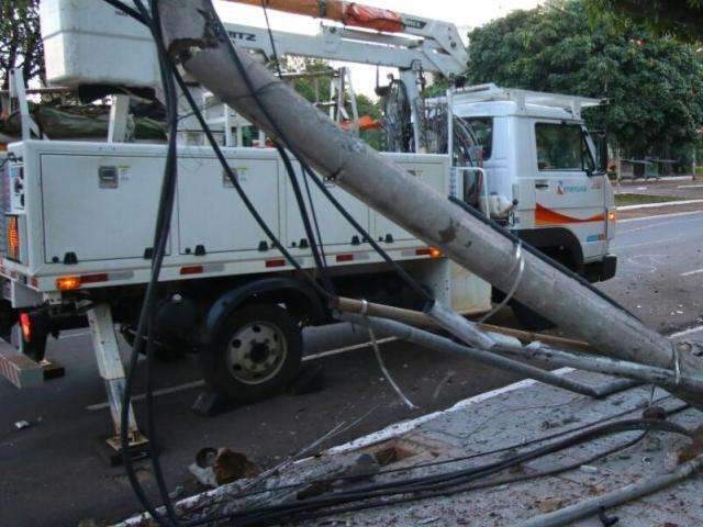 Mulher embriagada &eacute; presa ao perder controle de carro e derrubar poste