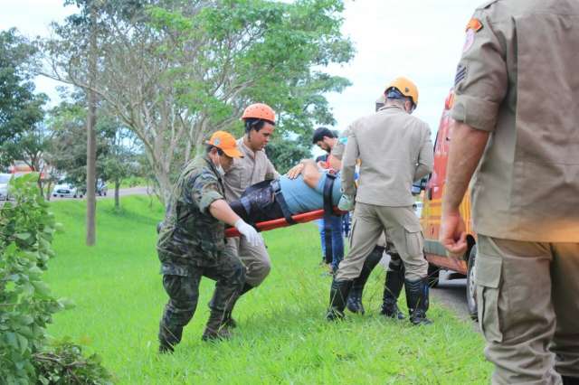 Aposentado fica ferido após ser fechado por caminhão e bater carro em árvore