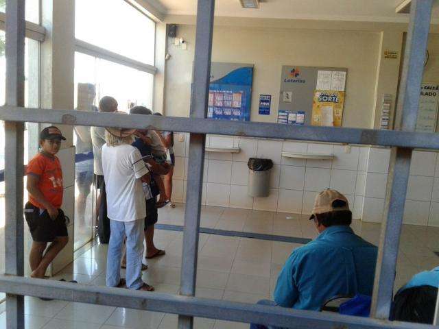 Procon encontra cliente esperando at&eacute; 2h na fila e autua casa lot&eacute;rica 