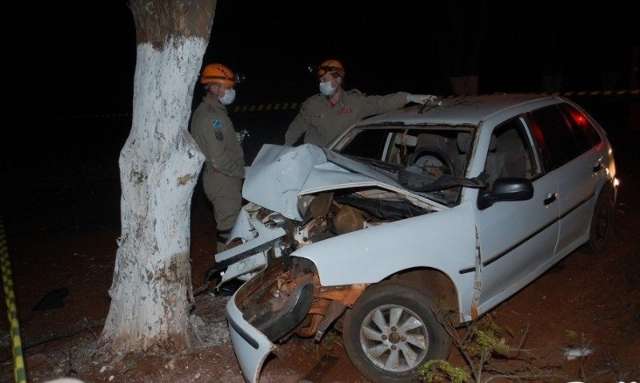 Mulher morre ao perder controle de carro e colidir em &aacute;rvore
