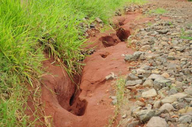 Moradores se acostumam e criam alternativas para desviar de cratera