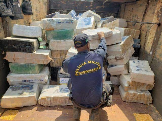 Militares apreendem 4 toneladas de maconha escondidas em carga de milho