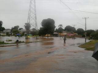Ruas do bairro Buriti foram tomadas pelas chuvas. (Foto: Taís Romero)
